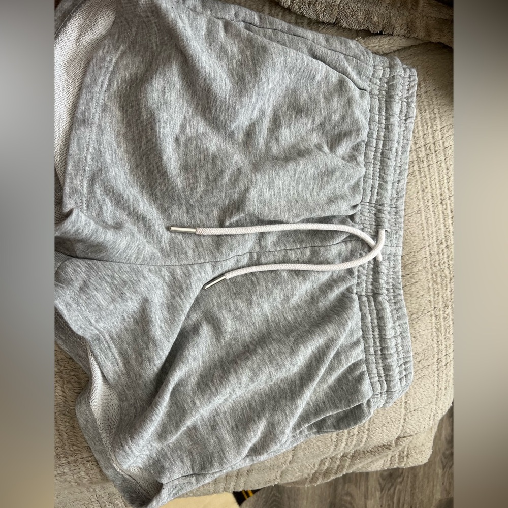 H&M grey shorts 5’